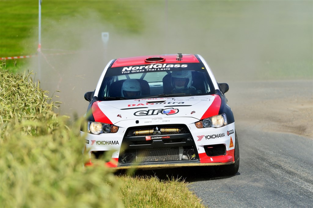 Steen Andersen og Iben Louring brugte hele vejen og mere til i deres Mitsubishi Lancer for at holde sig i front i Gruppe N og i hælene på Super 2000-bilerne.
(Foto: Michael Eisenberg, Intercom)